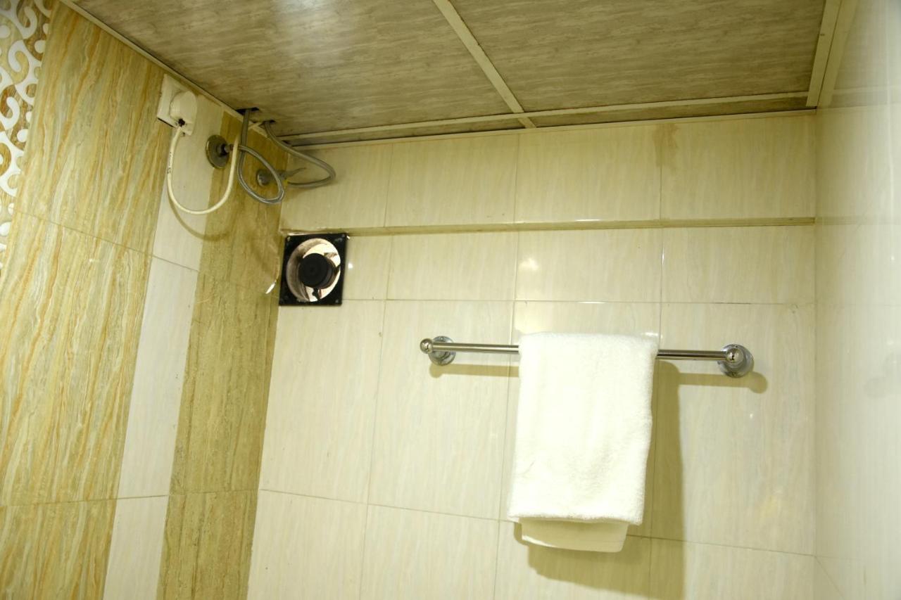 Hotel Galaxy Comforts Mumbai  Buitenkant foto