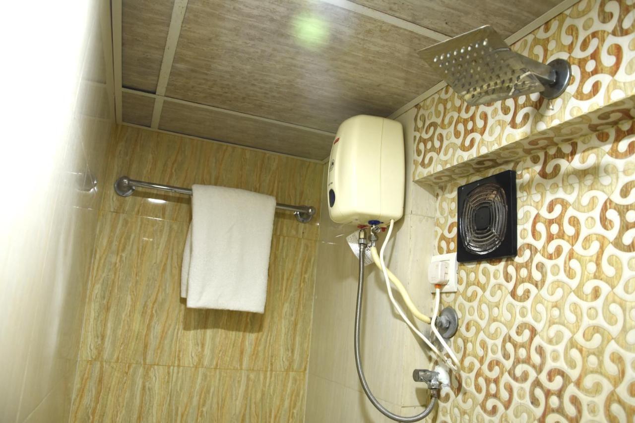 Hotel Galaxy Comforts Mumbai  Buitenkant foto